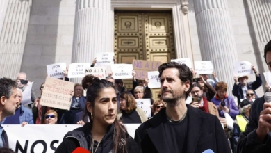 Carolina Yuste lee un manifiesto frente al Congreso: "El rearme de Europa nos acercará aún más a la guerra"