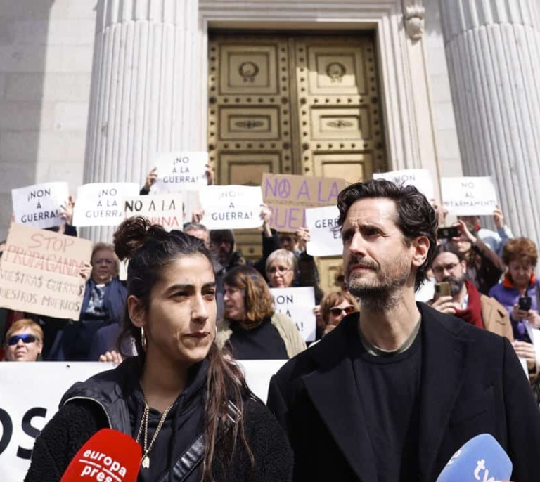 Carolina Yuste lee un manifiesto frente al Congreso: "El rearme de Europa nos acercará aún más a la guerra"