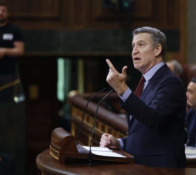 Feijóo a Sánchez: "No estoy a sus órdenes. Quien necesita un kit de supervivencia es usted"