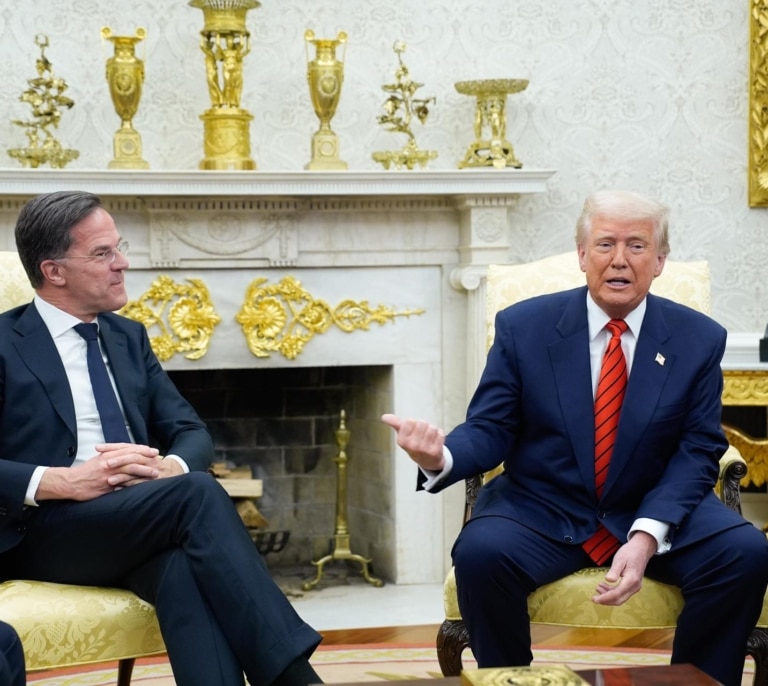 Trump insiste en que EEUU "debe" anexionarse Groenlandia en presencia del jefe de la OTAN y sugiere el envío de tropas