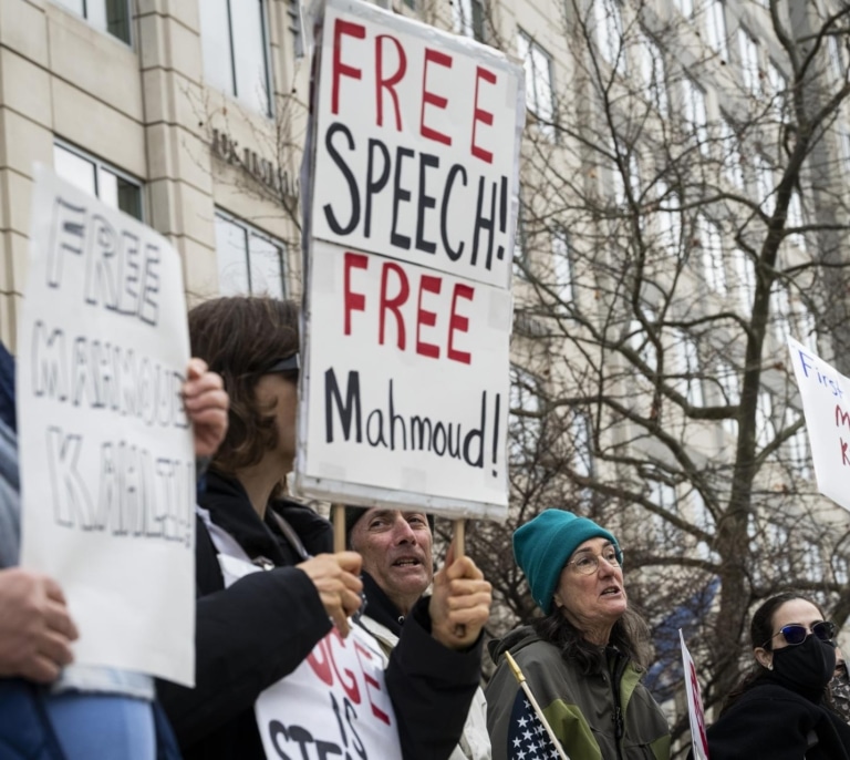 Registros de móviles y redes sociales, expulsiones por hablar mal de Trump: EEUU ahora va a por los extranjeros con papeles