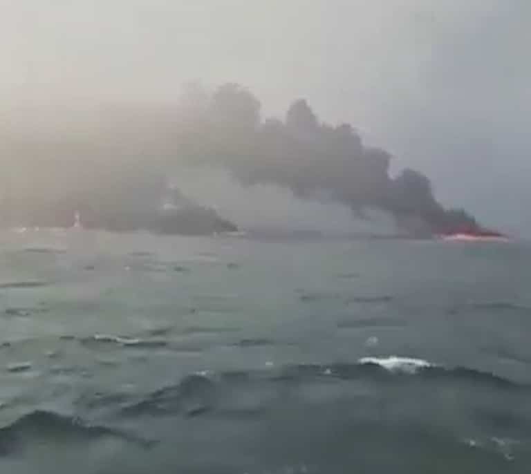 Un petrolero y un carguero se incendian tras colisionar junto a la costa de Reino Unido