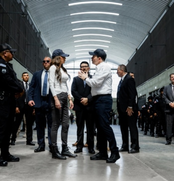 El paseo 'de película' por la cárcel de máxima seguridad de El [...]