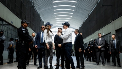 El paseo 'de película' por la cárcel de máxima seguridad de El Salvador de la secretaria de Seguridad de Trump