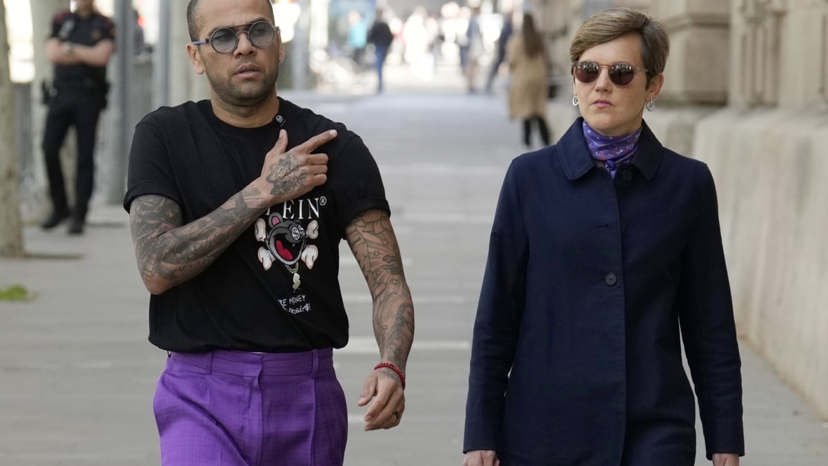 Fotografía de archivo (12/04/2024), del exfutbolista Dani Alves, junto a su abogada Inés Guardiola