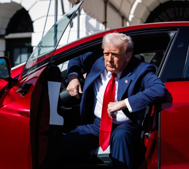 Elon Musk es 185.000 millones más pobre que hace tres meses (y Trump quiere arreglarlo comprándose un Tesla)