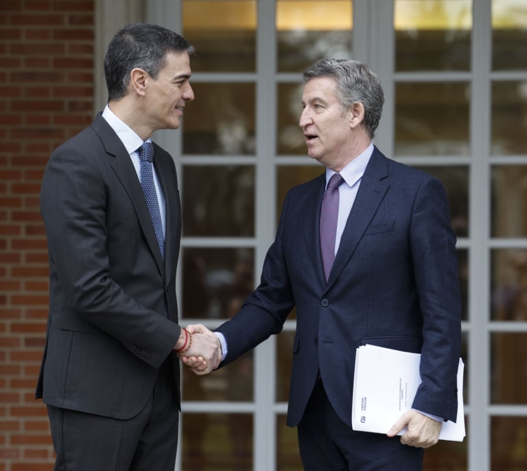 Sánchez llama a Feijóo tras el apagón pero el PP lamenta la falta de "novedades" de Moncloa sobre las causas