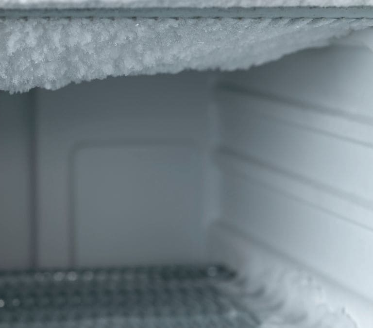Así puedes eliminar el hielo acumulado del congelador fácilmente
