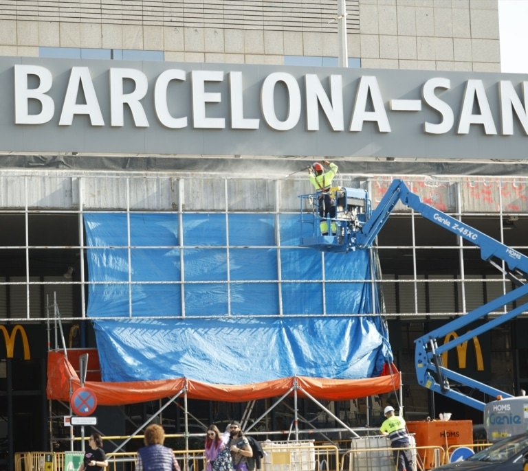 Una avería en la estación de Barcelona-Sants obliga a evacuar a 400 personas de un tren
