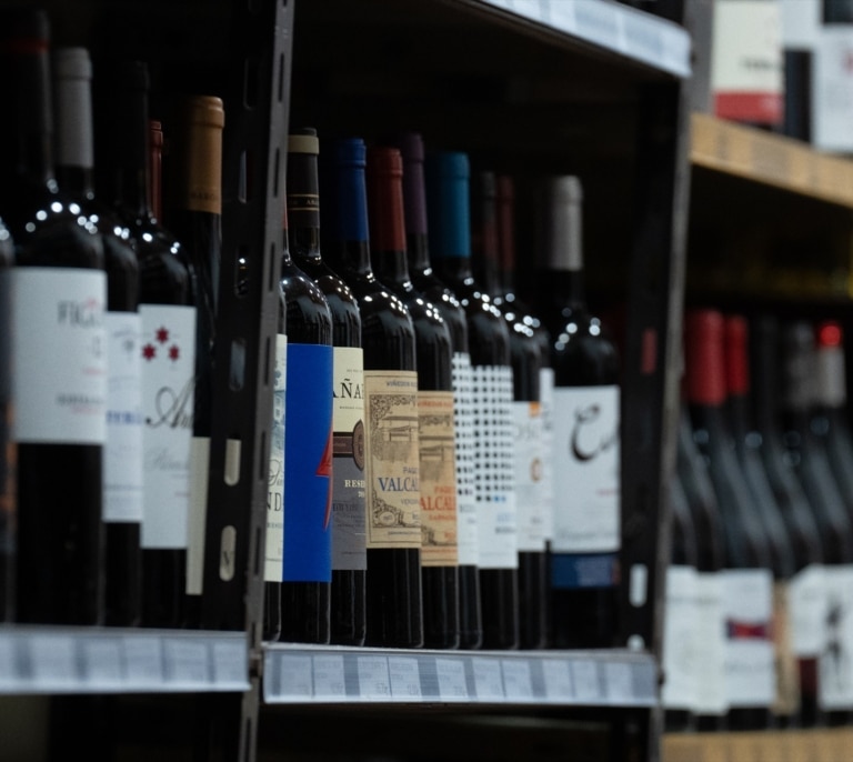 Trump amenaza con un arancel del 200% al vino y al champán en respuesta al del whisky