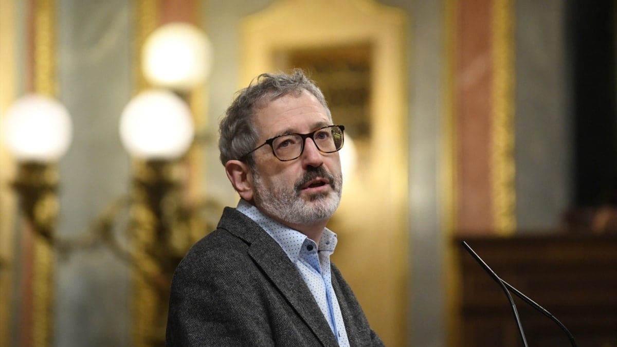 El diputado de Sumar por Madrid, Carlos Martín Urriza, interviene durante una sesión plenaria, en el Congreso