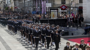 Ayuso asegura que el Gobierno va a "prohibir" por primera vez la parada militar en el Dos de Mayo: "Es dolorosísimo"