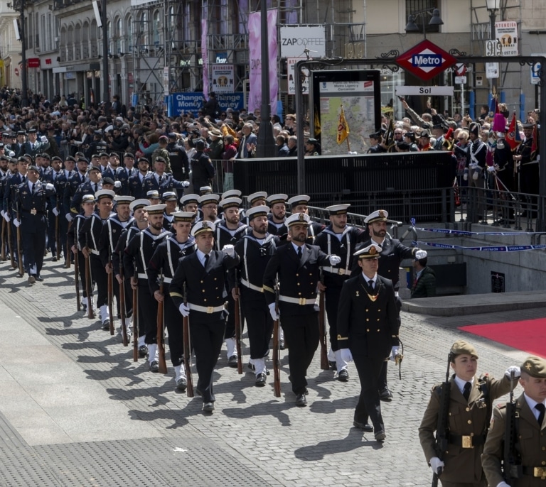 Ayuso asegura que el Gobierno va a "prohibir" por primera vez la parada militar en el Dos de Mayo: "Es dolorosísimo"