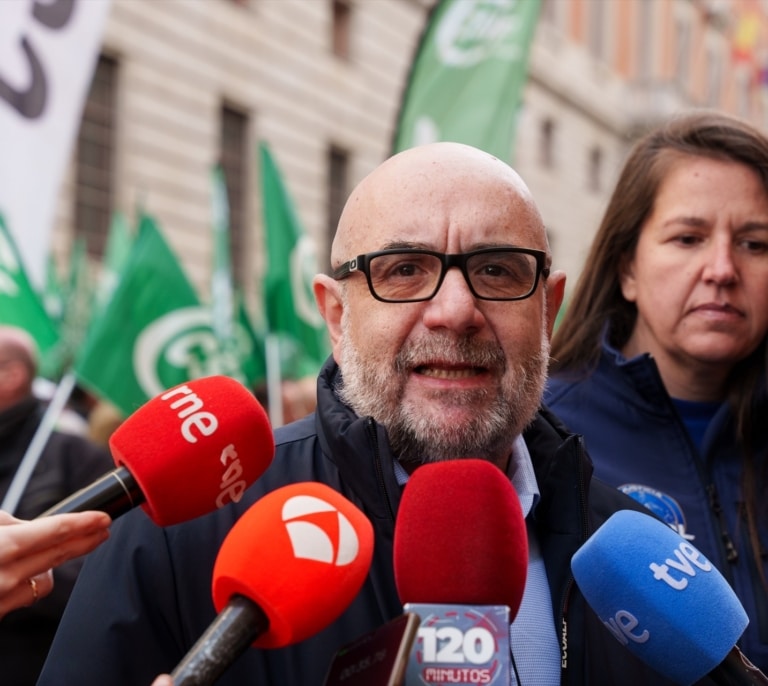 Los funcionarios redoblan la presión sobre el Gobierno para que les suba el sueldo y les conceda las 35 horas