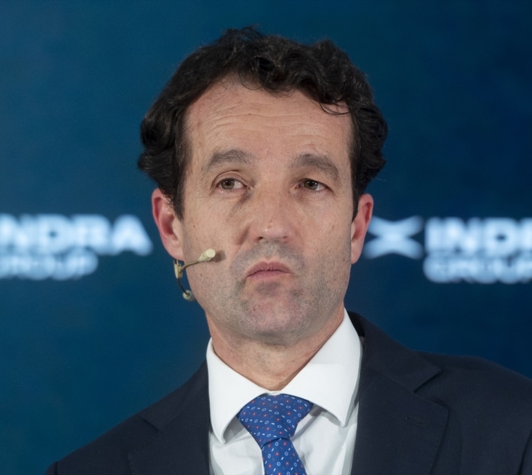 Indra ficha a KPMG para una posible fusión con Escribano, la empresa familiar de su presidente