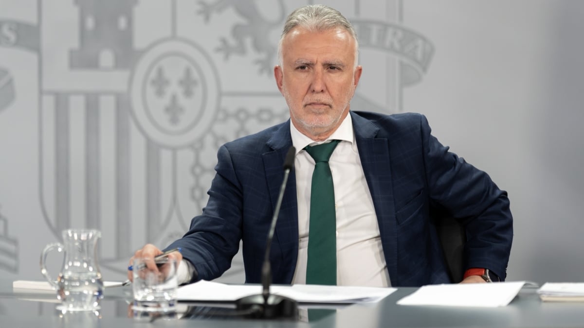 (Foto de ARCHIVO) El ministro de Política Territorial y Memoria Democrática, Ángel Víctor Torres, durante una rueda de prensa posterior al Consejo de Ministros, en el Palacio de La Moncloa, a 18 de marzo de 2025, en Madrid (España). El Gobierno ha cerrado con Junts un acuerdo para reformar el artículo 35 de la Ley de Extranjería para el reparto de menores migrantes, lo que incluiría la distribución de menores que se encuentran ahora en territorios tensionados por la presión migratoria, como es el caso de Canarias, dónde hay 4.000 menores migrantes no acompañados, de los que 20 o 30 irían a Cataluña y 700 a la Comunidad de Madrid. Diego Radamés / Europa Press 18 MARZO 2025;MIGRANTES;LEY EXTRANJERÍA;MIGRANTES 18/3/2025