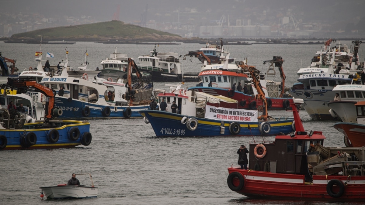 Varios barcos durante una nueva manifestación contra Altri.