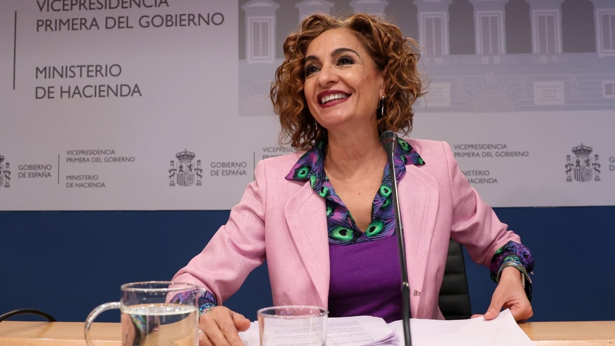 La vicepresidenta primera del Gobierno y ministra de Hacienda, María Jesús Montero, comparece ante los medios de comunicación para presentar el avance del cierre de la ejecución presupuestaria del conjunto de las Administraciones Públicas del ejercicio 2024, en la sede del Ministerio, a 27 de marzo de 2025, en Madrid (España). Marta Fernández / Europa Press 27 MARZO 2025;PIXELADA 27/3/2025