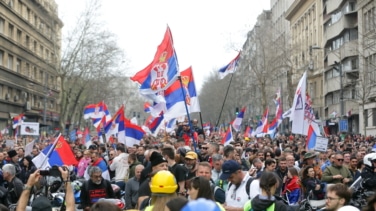 Cientos de miles de personas se manifiestan en Belgrado contra el gobierno serbio y el presidente Vucic