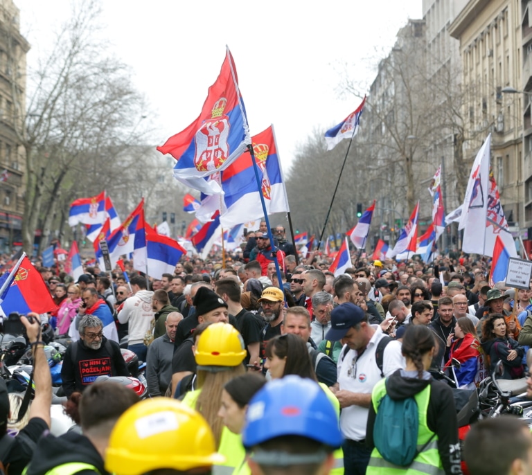 Cientos de miles de personas se manifiestan en Belgrado contra el gobierno serbio y el presidente Vucic