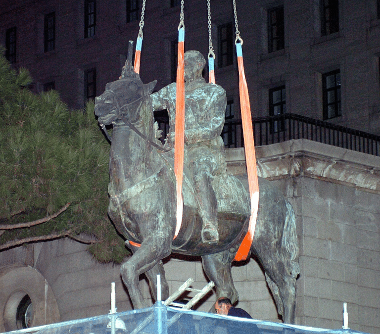 El 'regalo' de Zapatero a Carrillo: 20 años de la retirada de la estatua de Franco de Nuevos Ministerios