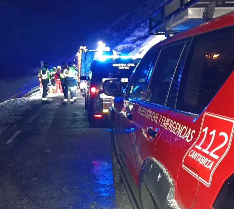Mueren 4 jóvenes al despeñarse el coche en el que viajaban por una ladera en Cantabria