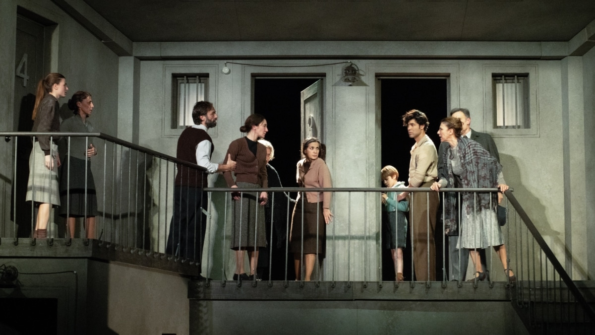 Elenco de 'Historia de una escalera' en una escena de la obra.