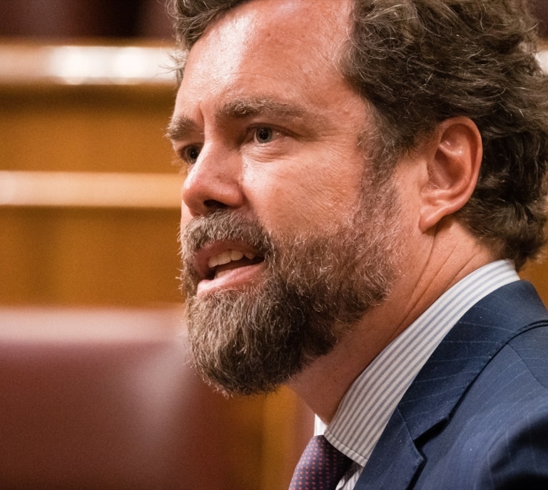 Espinosa de los Monteros crea una consultora con la 'mujer de opas' mientras diseña su 'think tank'