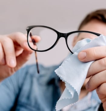 El truco definitivo para limpiar las gafas y que queden perfectas