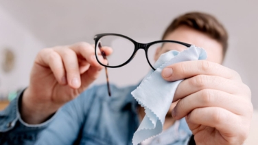El truco definitivo para limpiar las gafas y que queden perfectas