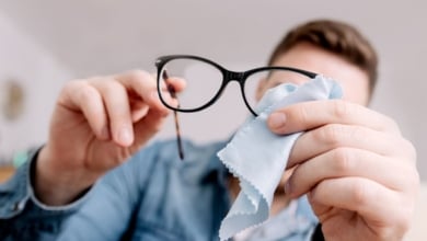 El truco definitivo para limpiar las gafas y que queden perfectas
