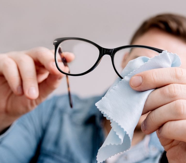 El truco definitivo para limpiar las gafas y que queden perfectas