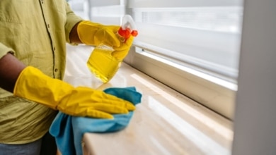 El truco viral para limpiar los rieles de las ventanas y dejarlos como nuevos