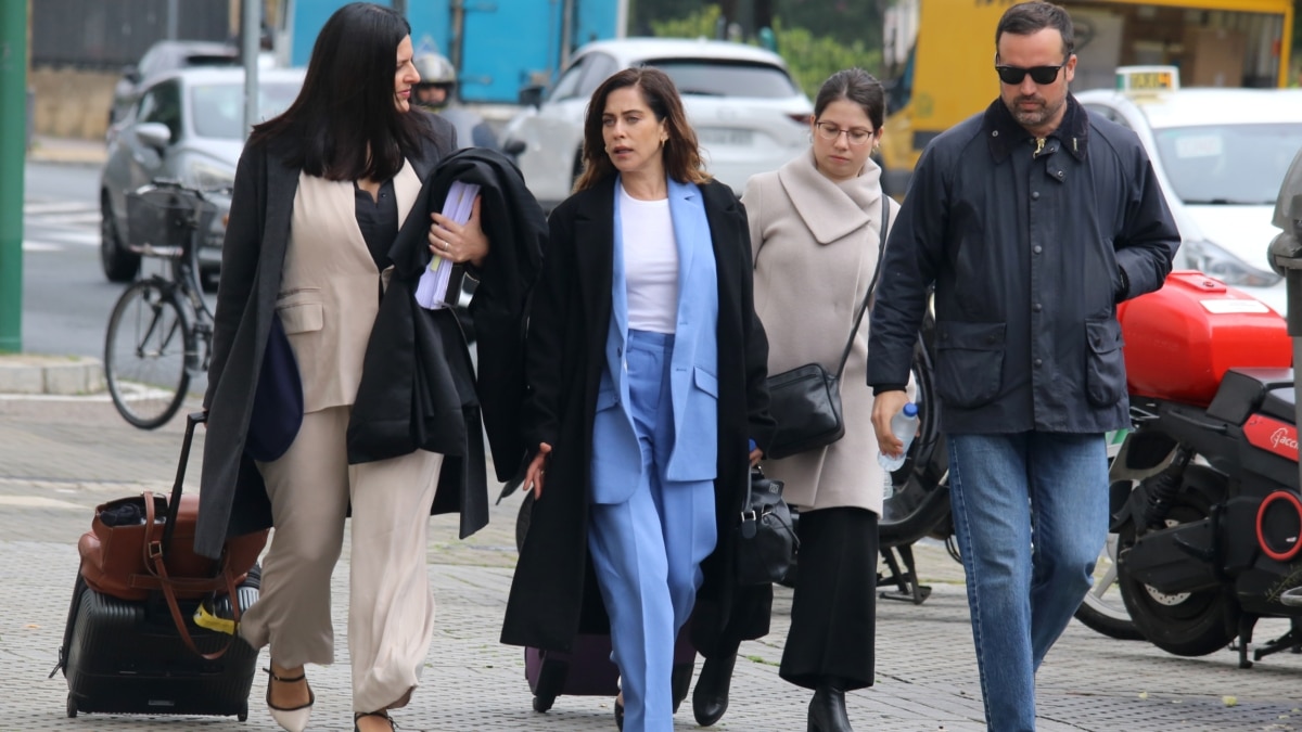 Carla Vall i Duran, abogada de la actriz, y María León llegan al Juzgado de lo Penal número 12 de Sevilla