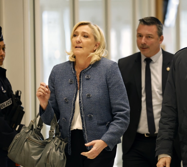 Marine Le Pen, apartada de la carrera presidencial al ser inhabilitada cinco años por desvío de fondos