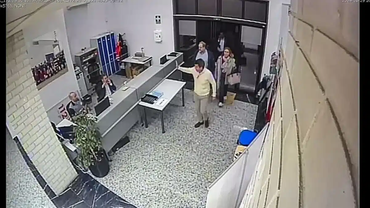 Imagen de Carlos Mazón captada por las cámaras de seguridad a su llegada al CECOPI
