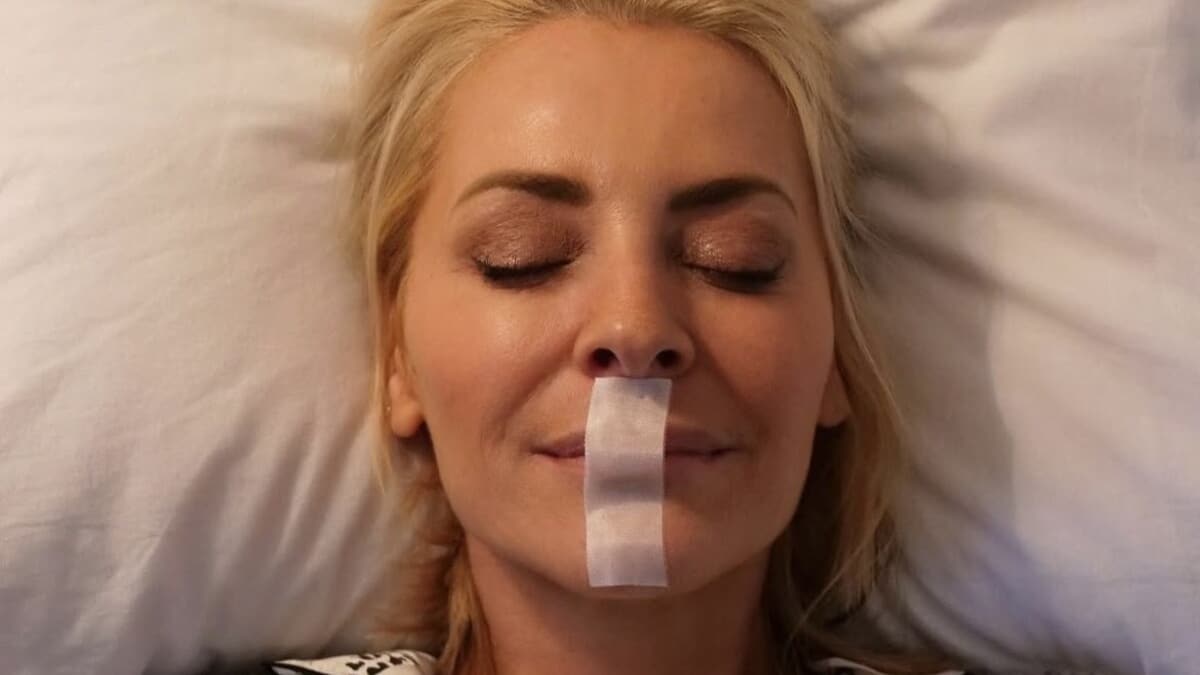 Dormir con la boca sellada: el truco viral que podría ser peligroso para la salud