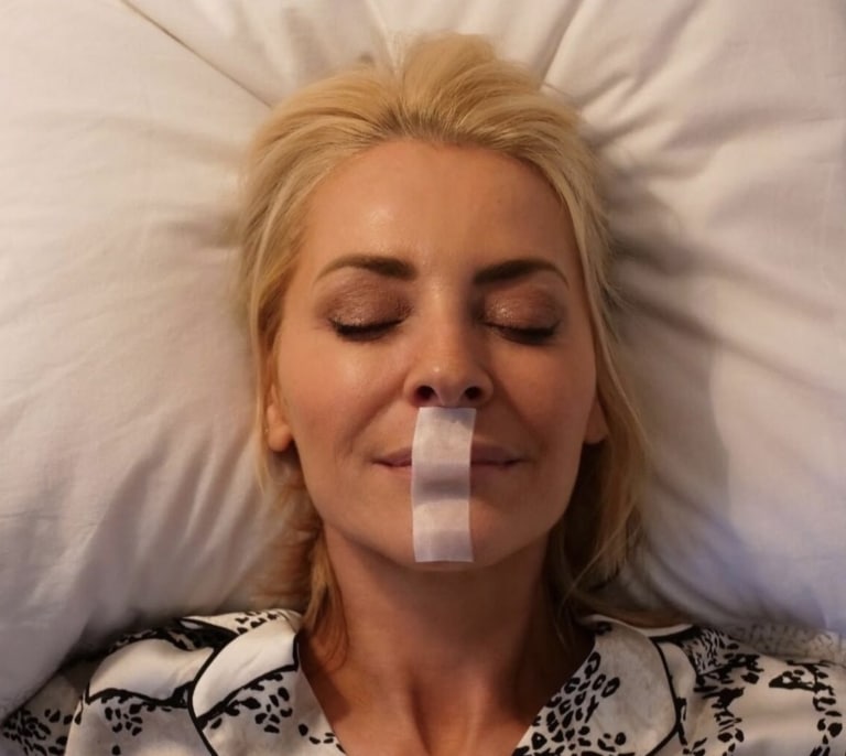 Dormir con la boca sellada: el truco viral que podría ser peligroso para la salud