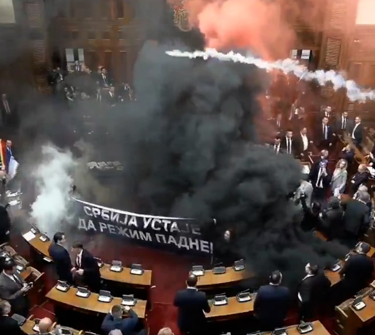 Diputados serbios lanzan gases lacrimógenos y bombas de humo en el Parlamento
