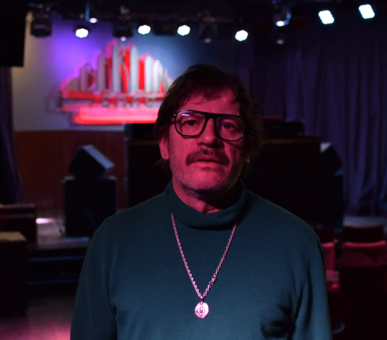 Trece años en el Café Berlín: "Cualquier boludo llena un estadio, lo difícil es tocar acá"