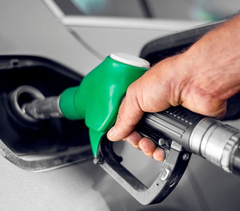 El precio de la gasolina baja a niveles de inicio de año