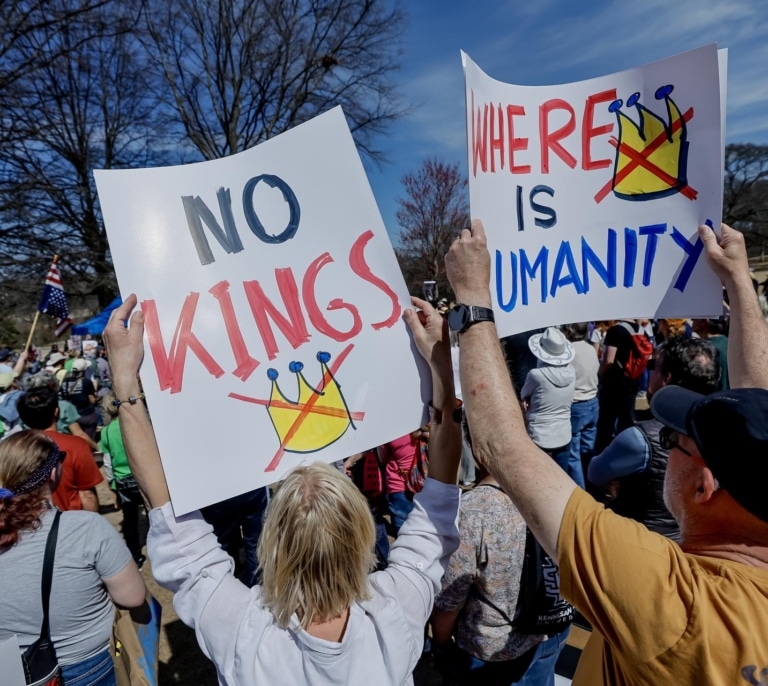 La oposición contra Trump despierta del letargo en las calles, las redes y su propio partido