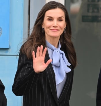 La reina Letizia acapara todas las miradas con un escote bardot en [...]
