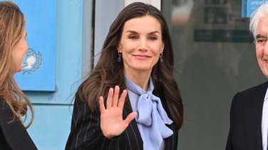 La reina Letizia acapara todas las miradas con un escote bardot en El Cairo