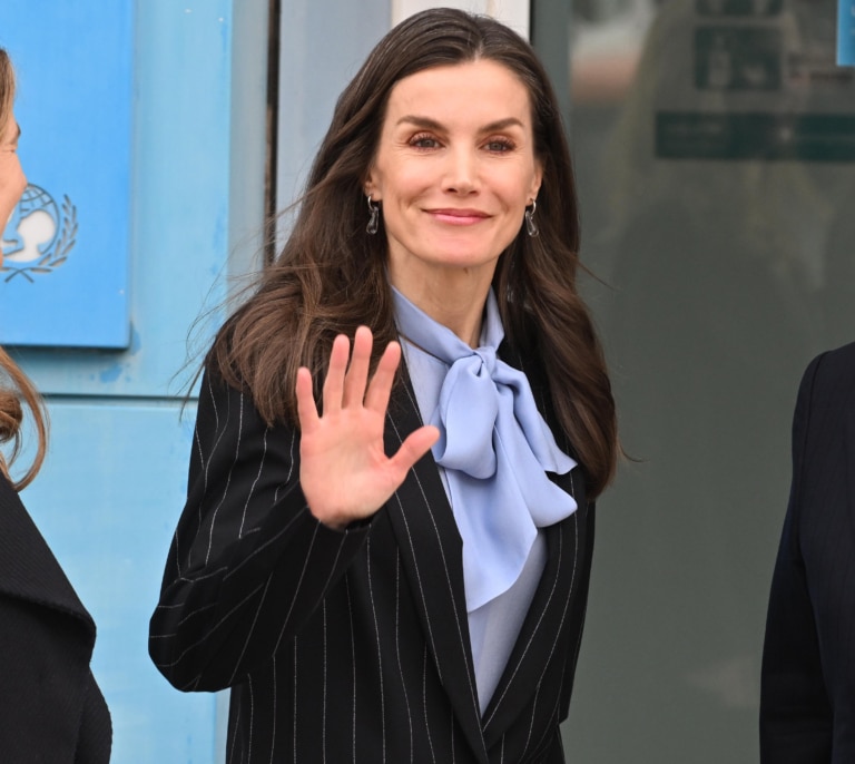 La reina Letizia acapara todas las miradas con un escote bardot en El Cairo