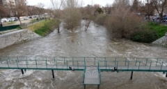El río Manzanares alcanza su nivel más alto y Emergencias pide restringir los desplazamientos en Madrid