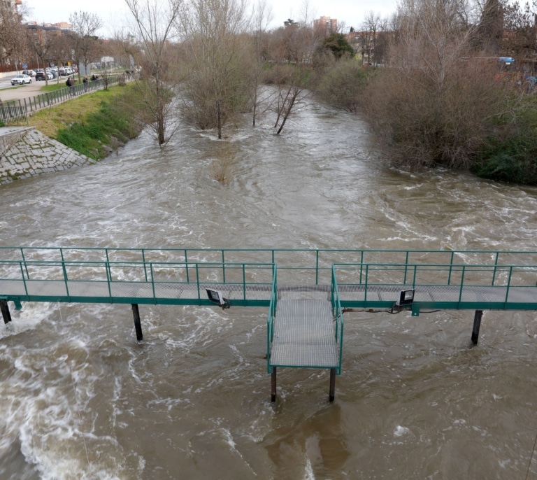 El río Manzanares alcanza su nivel más alto y Emergencias pide restringir los desplazamientos en Madrid