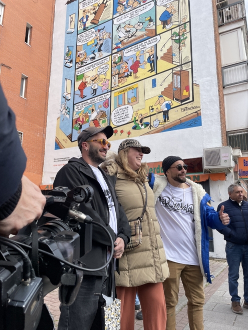 NSN997 y Kerú de Kolor posan con una vecina ante el mural de 13 rue del Percebe.