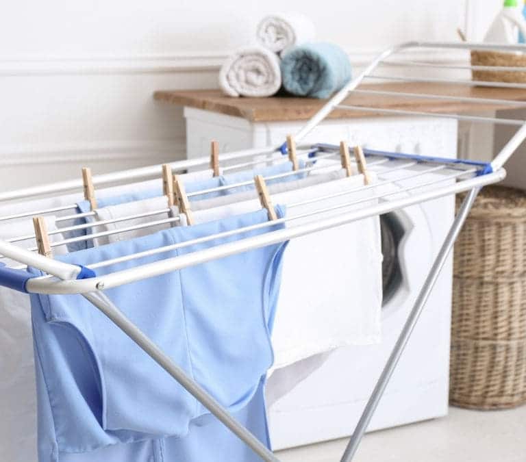 El truco japonés para secar la ropa en un día de lluvia sin usar la secadora