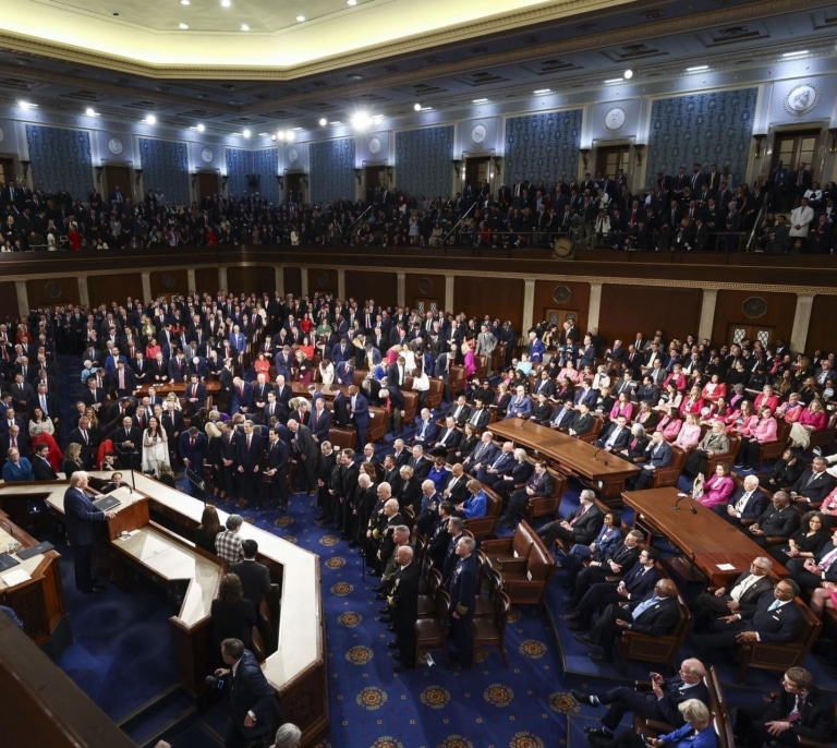 Trump convierte su primer discurso ante el Congreso en un espectáculo populista